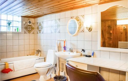 Koupelna v ubytování 5 Bedroom Stunning Home In Slvesborg
