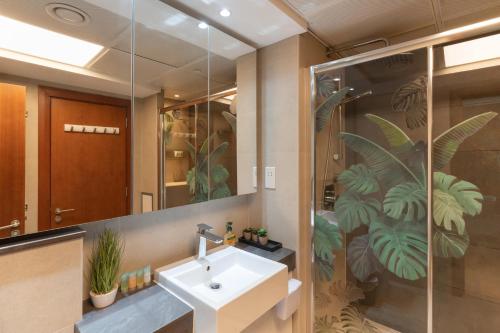 uma casa de banho com um lavatório e um espelho grande em Fairways West Tower - 1BR Apartment - Allsopp&Allsopp em Dubai