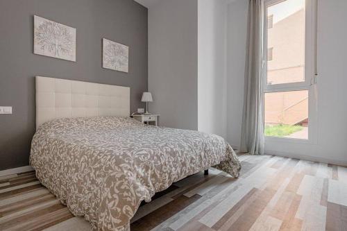 ein Schlafzimmer mit einem Bett und einem großen Fenster in der Unterkunft Charming and great 3 beds apartment in Tetuán by SharingCo in Madrid