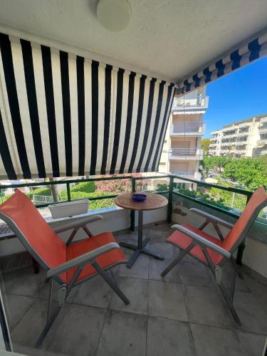 a balcony with two chairs and a table and a table at Costa Daurada Apartaments - COLON in Salou