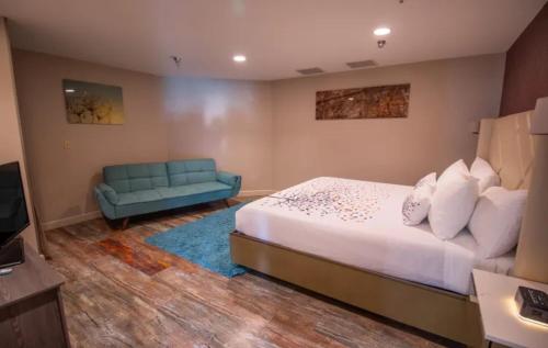 sypialnia z łóżkiem i niebieską kanapą w obiekcie Empeiria High Sierra Hotel w mieście Mammoth Lakes