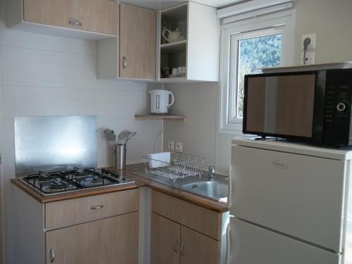 Kuchyň nebo kuchyňský kout v ubytování Bungalow Blieux