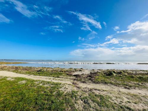 uma praia com o oceano ao fundo em Coco bay em Saint-Benoît-des-Ondes