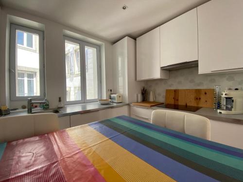 - une cuisine avec un tapis arc-en-ciel au sol dans l'établissement Luminueux T3 au cœur de Biarritz, proche plages et Halles ! - FR-1-239-973, à Biarritz