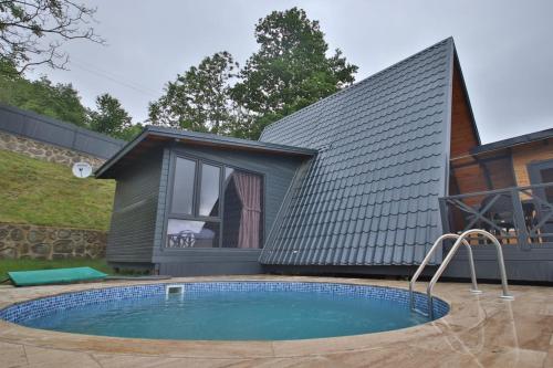 a small swimming pool in front of a tiny house at HAT NATUREL RESORT Sapanca in Sapanca