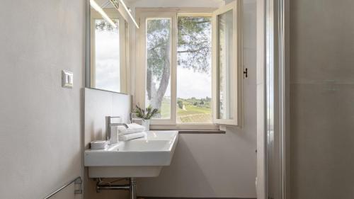 łazienka z umywalką i oknem w obiekcie Villa Caterina 8, Emma Villas w mieście San Gimignano