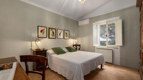 1 dormitorio con cama y ventana en Villa Caterina 8, Emma Villas, en San Gimignano