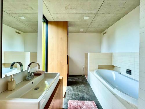 een badkamer met een wastafel en een bad bij Luxury Villa EMG Frankfurt Heidelberg - Bensheim in Bensheim