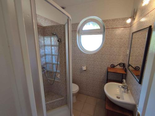 y baño con ducha, lavabo y aseo. en Apartments in Siofok/Balaton 19986 en Siófok