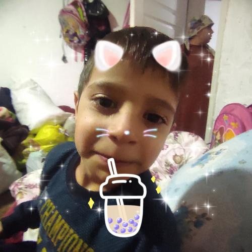 Un bambino con le orecchie di maiale in testa con una tazza in bocca. di Mavikent 