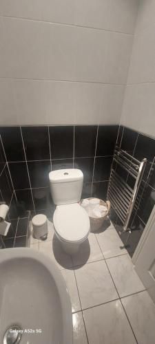 Bilik mandi di LONDONDERRYS Bar and Accommodation