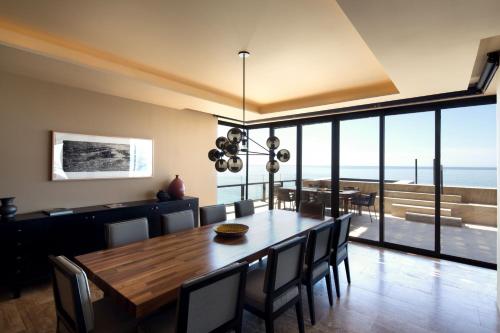 una sala da pranzo con un grande tavolo in legno e sedie di Casa Maat at JW Marriott Los Cabos Beach Resort & Spa a San José del Cabo