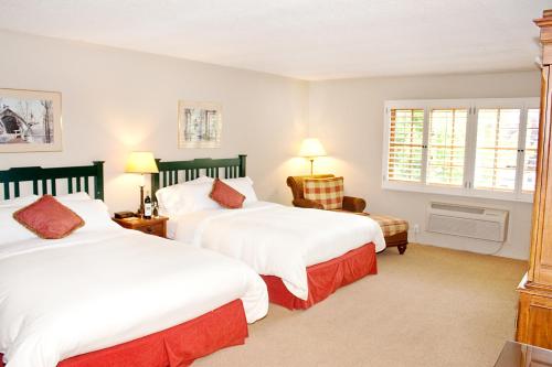 a bedroom with two beds and a window at The Lodge at Riverside in Grants Pass