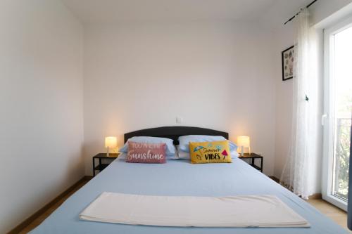 Un dormitorio con una cama con almohadas. en Sunny Apartment for 2, en Murter