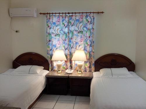 Postel nebo postele na pokoji v ubytování Capital Hotel