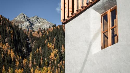 a window of a building with a mountain at Tannhäuser Mountain Chalet in Predoi