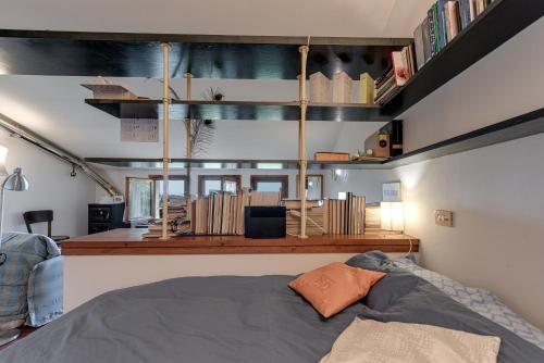ein Schlafzimmer mit einem Bett und einem Loft in der Unterkunft Bio - Vaglia in Vaglia