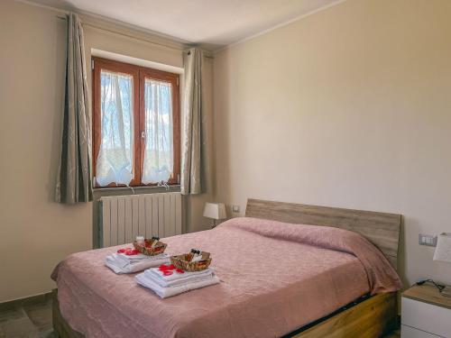 um quarto com uma cama com duas cestas em Villa Tuscia apartments em Tuscania