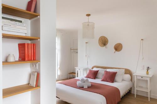 Säng eller sängar i ett rum på La Villa des Rochettes - Charmante maison avec piscine et jardin