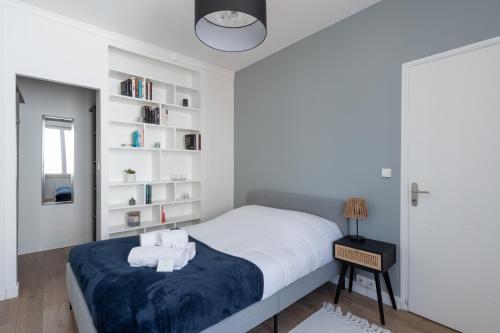 a bedroom with a bed with towels on it at Le Select sur Cour - Havre de paix pour 2 à Lyon in Lyon