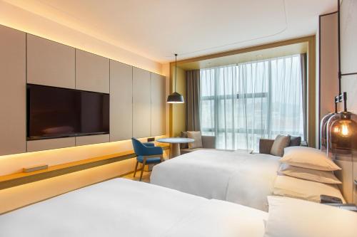 Postel nebo postele na pokoji v ubytování Courtyard by Marriott Foshan Gaoming