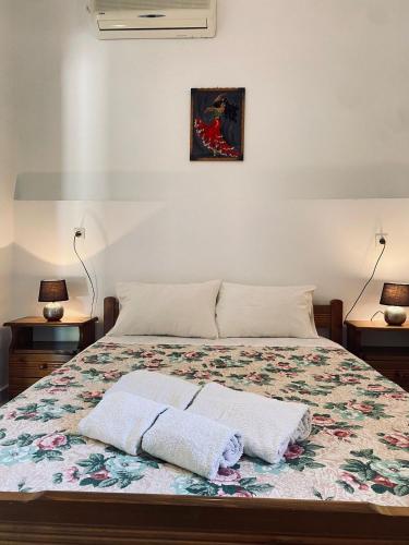 a bedroom with a bed with two lamps and two towels at Villa Privata a Cefalonia in Fársa