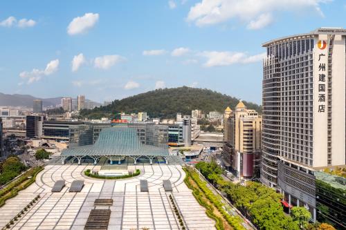 uma vista para uma cidade com um edifício em Jianguo Hotel Guangzhou em Guangzhou