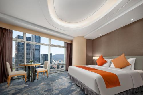 Postel nebo postele na pokoji v ubytování Jianguo Hotel Guangzhou