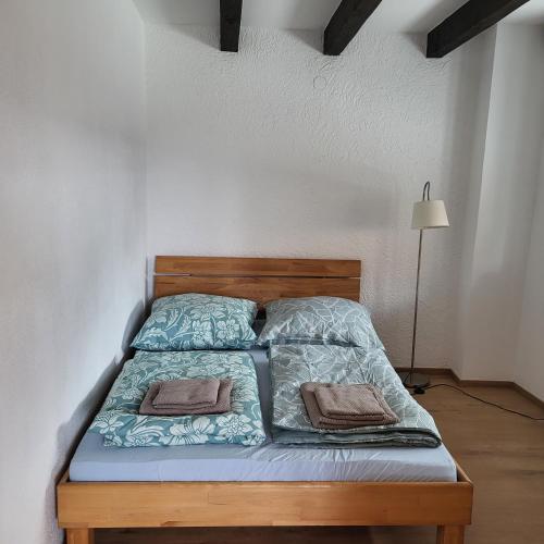 1 dormitorio con 2 almohadas en Ferienwohnung Monteurwohnung, en Babenhausen