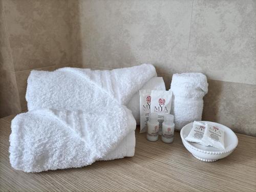 a bathroom with white towels and other products on a table at Casa Emilia - Appartamento per vacanze - Foligno in Foligno