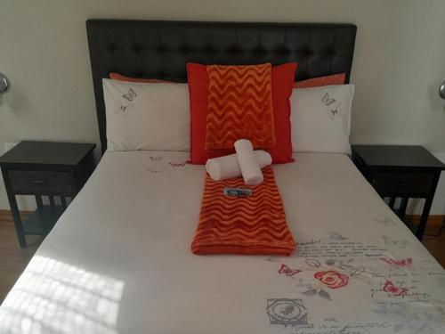 um urso de peluche sentado em cima de uma cama em Luyolo Guest Lodge em Butterworth