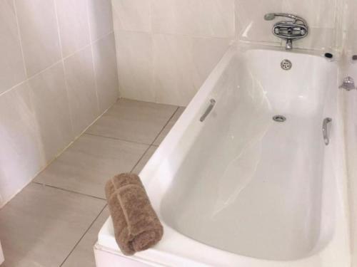 una vasca da bagno bianca posta sopra i servizi igienici di Luyolo Guest Lodge a Butterworth