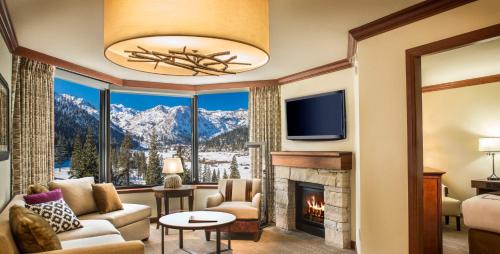sala de estar con chimenea y TV en The Everline Resort & Spa Lake Tahoe, en Olympic Valley