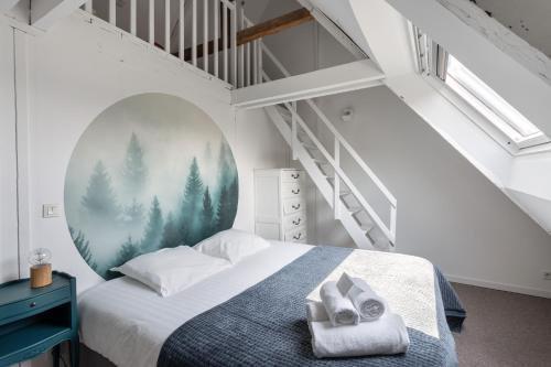 une chambre avec un lit avec des serviettes dessus dans l'établissement L'Ecrin du Val - Charmante maison pour 6 et jardin, à Saint-Malo