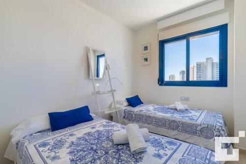 1 dormitorio con 2 camas y ventana en Apartamento Estrella de Calpe 8C - Grupo Turis, en Calpe