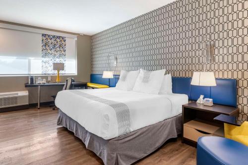 Кровать или кровати в номере GLō Best Western Savannah-Gateway I-95