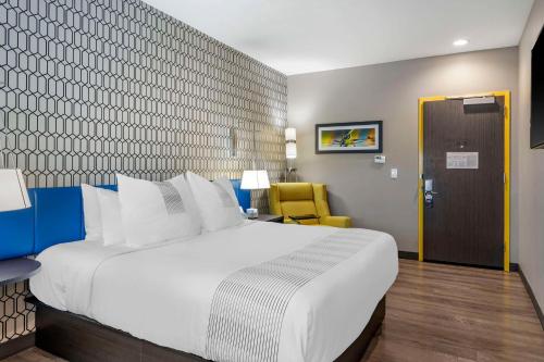 Postel nebo postele na pokoji v ubytování GLō Best Western Savannah-Gateway I-95