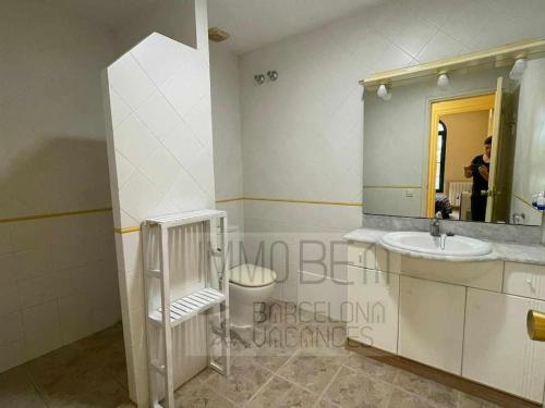 La salle de bains est pourvue d'un lavabo et d'un miroir. dans l'établissement Bv-am 001-can Palome., à Arenys de Munt