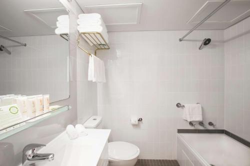 A bathroom at Metro Hotel Marlow Sydney Central