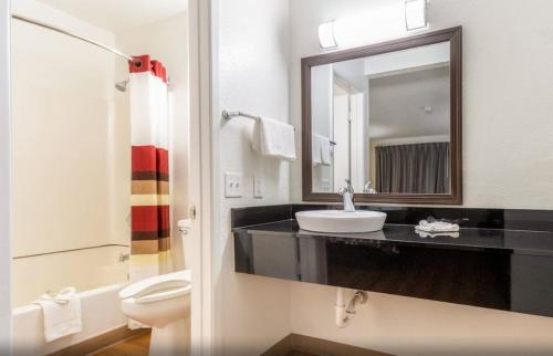 鳳凰城的住宿－Red Roof Inn Phoenix- Midtown，一间带水槽和镜子的浴室