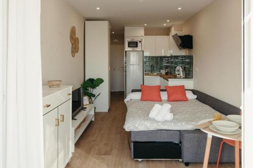 Ce petit appartement comprend un lit et une cuisine. dans l'établissement Saltillo Alto Sunset Balcony, à Torremolinos