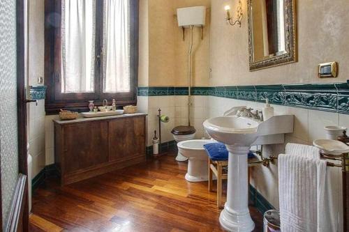 ein Bad mit einem Waschbecken und einem WC in der Unterkunft Spettacolare Vista Duomo Con Terrazza in Florenz