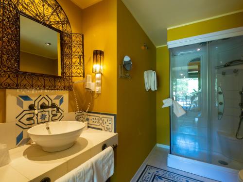 a bathroom with a sink and a shower at La Posta del Camín Real in La Plaza