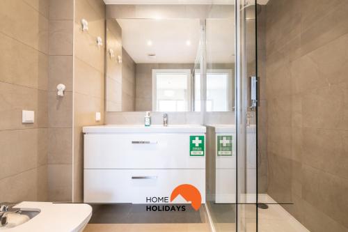 uma casa de banho com um lavatório e um chuveiro em #090 Fully Equiped with Pool View and Kid Playground em Albufeira
