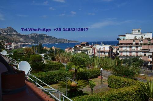 een balkon met uitzicht op de stad bij Holiday House Naxos in Giardini Naxos