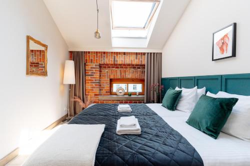 een slaapkamer met een groot bed en een open haard bij Penthouse Stradom by LoftAffair in Krakau