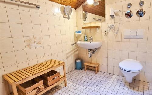 シェーナウ・アム・ケーニッヒスゼーにあるFerienwohnung Fagsteinのバスルーム(トイレ、洗面台付)