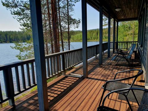 porche con sillas y vistas al lago en Saunatupa, en Syöte