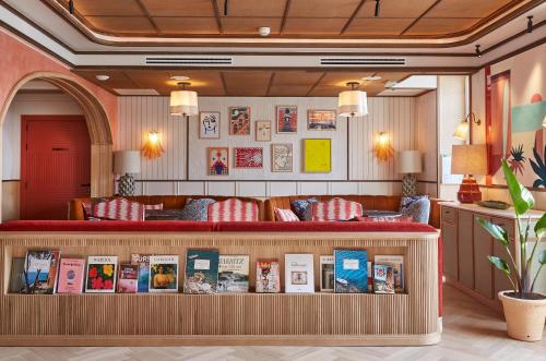 Hotel de Silhouette في بياريتز: غرفة مع مكتبة مع كتب على منضدة