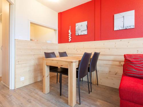 une salle à manger avec une table en bois et des chaises noires dans l'établissement Charmant appartement 4 personnes au centre d'Avoriaz - FR-1-314-121, à Avoriaz